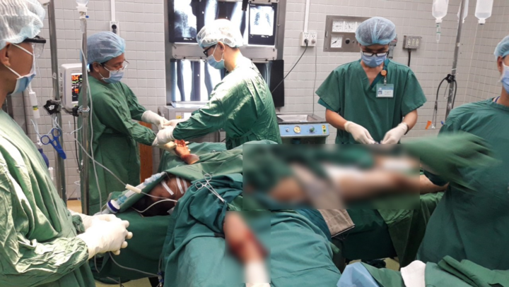 Sức khỏe bệnh nhân ở TP.HCM bị cây cổ thụ đè giờ ra sao? - 1