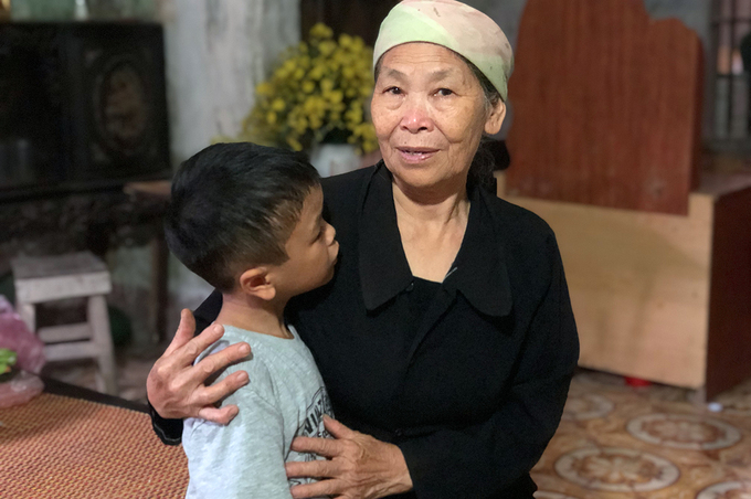 Bố bị bắt, cậu bé 9 tuổi vẫn giật mình tỉnh giấc vì mơ thấy đòn roi - 1