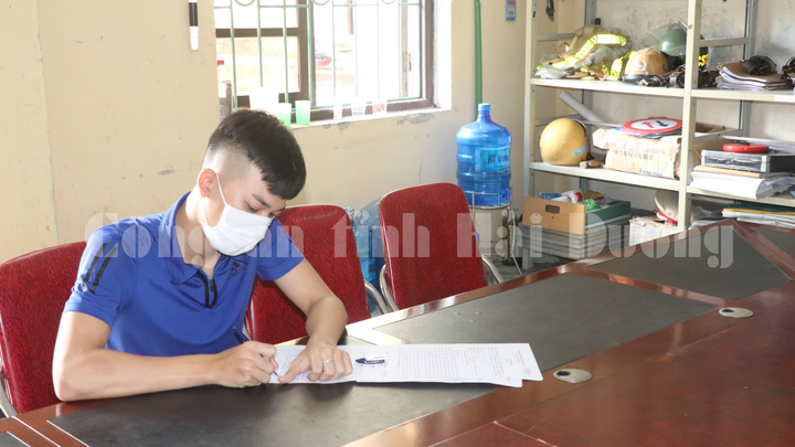 Triệu tập nam thanh niên buông 2 tay, lái xe bằng chân trên đường phố Hải Dương - 2