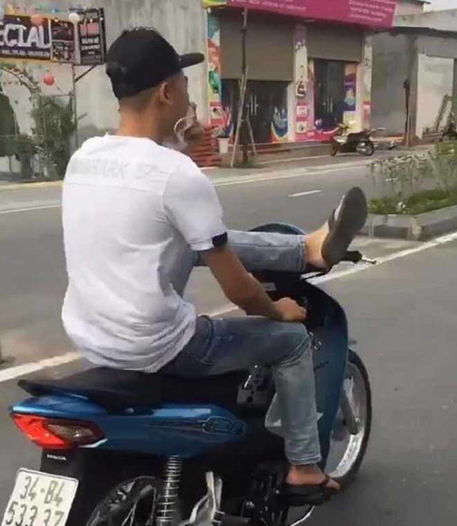 Triệu tập nam thanh niên buông 2 tay, lái xe bằng chân trên đường phố Hải Dương - 1