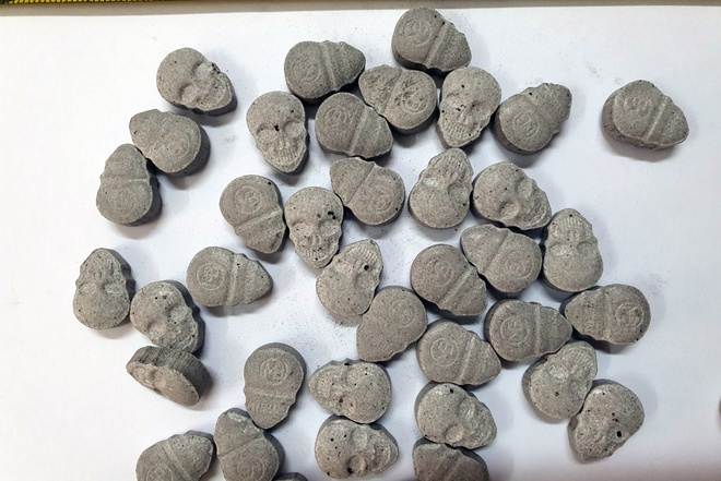 Giấu 20.000 viên thuốc lắc hình đầu lâu trong hộp sữa bột nhập khẩu từ Đức - 1