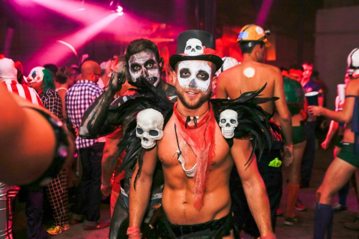 Halloween vắng bóng những 'con ma vui nhộn' vì COVID-19 - 1
