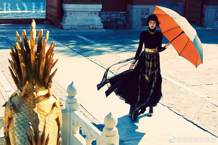 Địch Lệ Nhiệt Ba 'xấu lạ' mà vẫn cuốn hút với mái tóc cụt ngủn - 1