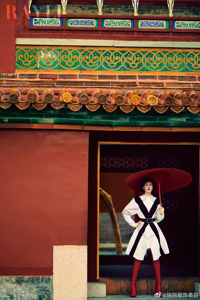 Địch Lệ Nhiệt Ba 'xấu lạ' mà vẫn cuốn hút với mái tóc cụt ngủn - 2