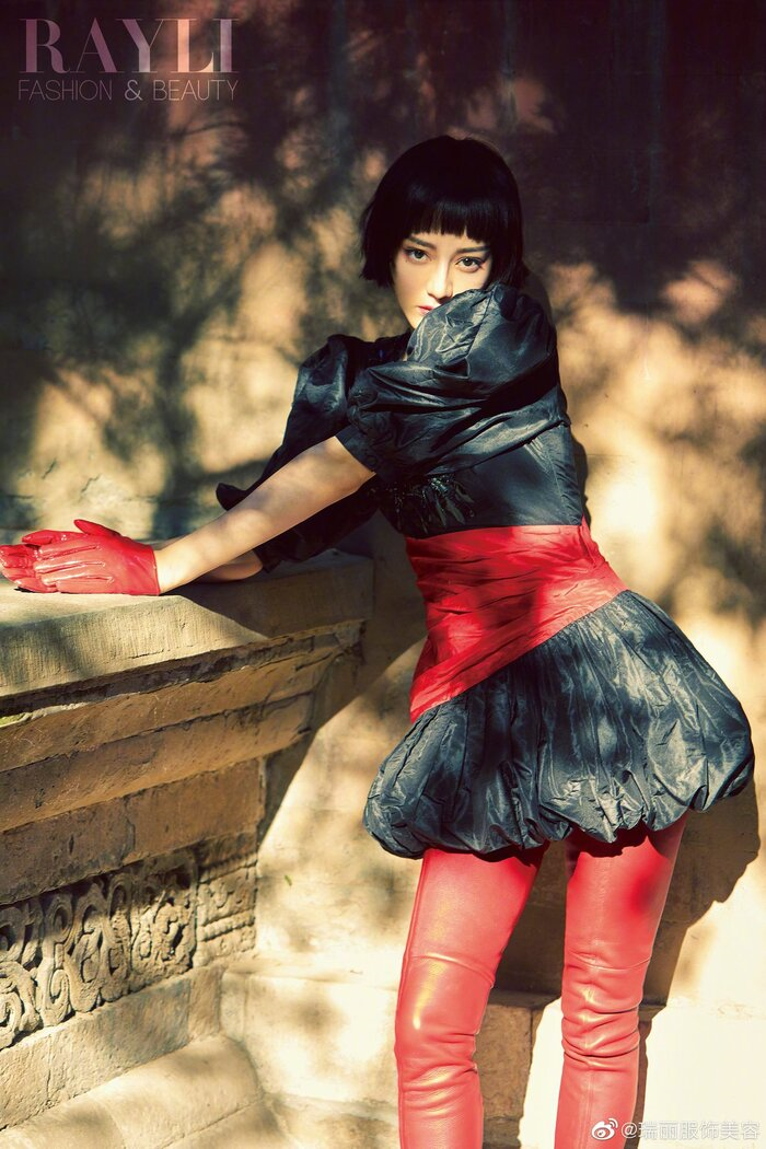 Địch Lệ Nhiệt Ba 'xấu lạ' mà vẫn cuốn hút với mái tóc cụt ngủn - 4