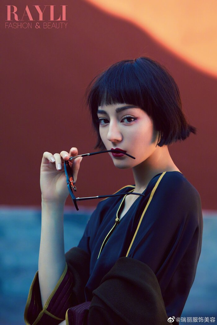 Địch Lệ Nhiệt Ba 'xấu lạ' mà vẫn cuốn hút với mái tóc cụt ngủn - 5