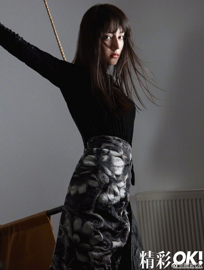 Địch Lệ Nhiệt Ba 'xấu lạ' mà vẫn cuốn hút với mái tóc cụt ngủn - 8