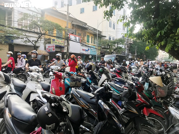 Rồng rắn xếp hàng từ tờ mờ sáng chờ mua bánh trung thu - 14