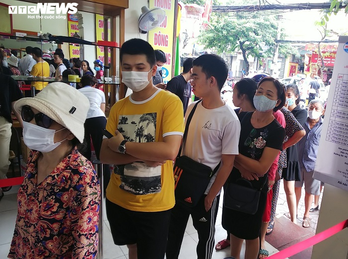 Rồng rắn xếp hàng từ tờ mờ sáng chờ mua bánh trung thu - 12