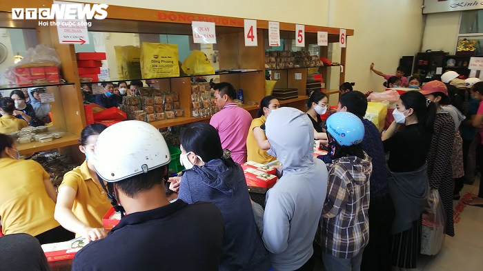 Rồng rắn xếp hàng từ tờ mờ sáng chờ mua bánh trung thu - 11