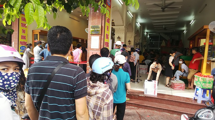 Rồng rắn xếp hàng từ tờ mờ sáng chờ mua bánh trung thu - 15