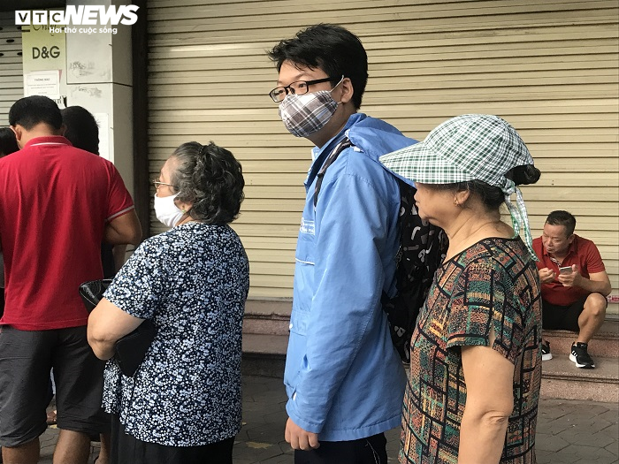 Rồng rắn xếp hàng từ tờ mờ sáng chờ mua bánh trung thu - 6