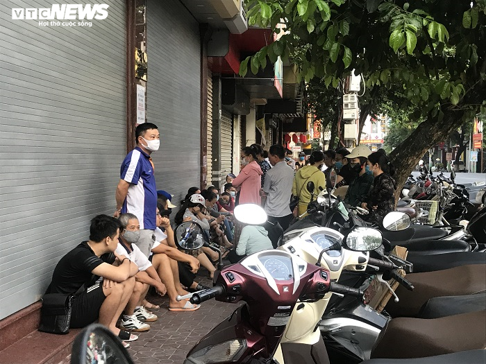 Rồng rắn xếp hàng từ tờ mờ sáng chờ mua bánh trung thu - 8