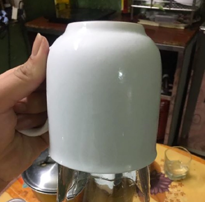 Làm cách nào gỡ 2 chiếc cốc dính chặt vào nhau? - 1
