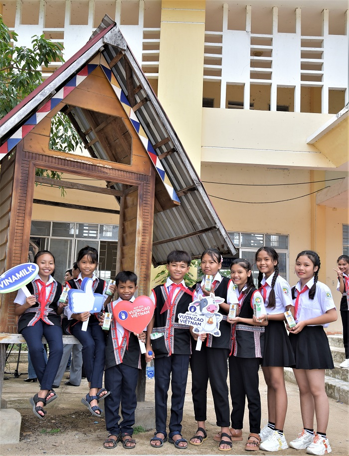 Vinamilk trao tặng 83.400 ly sữa cho trẻ em có hoàn cảnh khó khăn tỉnh Phú Yên - 6