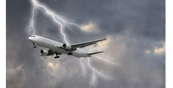Đi máy bay có sợ sét đánh không? - 1