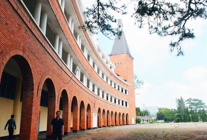 Trường đẹp bậc nhất Việt Nam nguy cơ 'mất tên’, nhiều giảng viên không có việc - 1