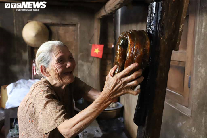 Cụ bà gần 90 tuổi vẫn miệt mài làm kẹo kéo để níu kéo tuổi thơ - 4