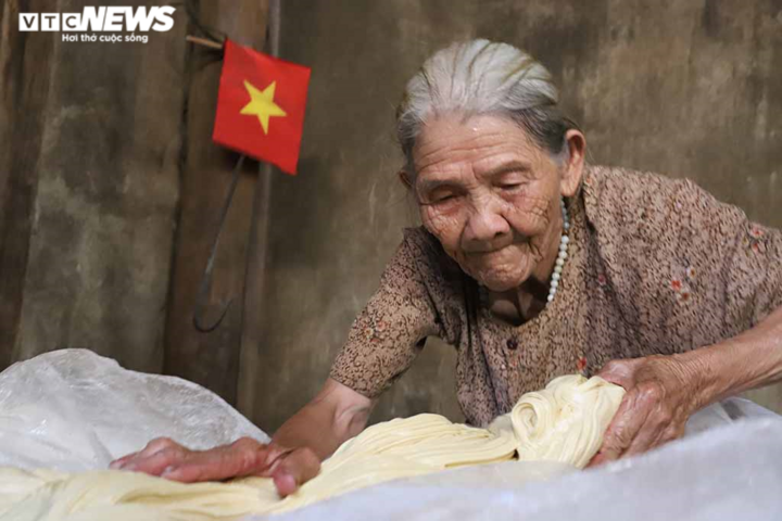 Cụ bà gần 90 tuổi vẫn miệt mài làm kẹo kéo để níu kéo tuổi thơ - 7