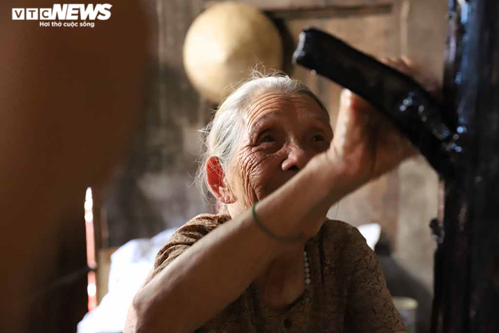 Cụ bà gần 90 tuổi vẫn miệt mài làm kẹo kéo để níu kéo tuổi thơ - 3