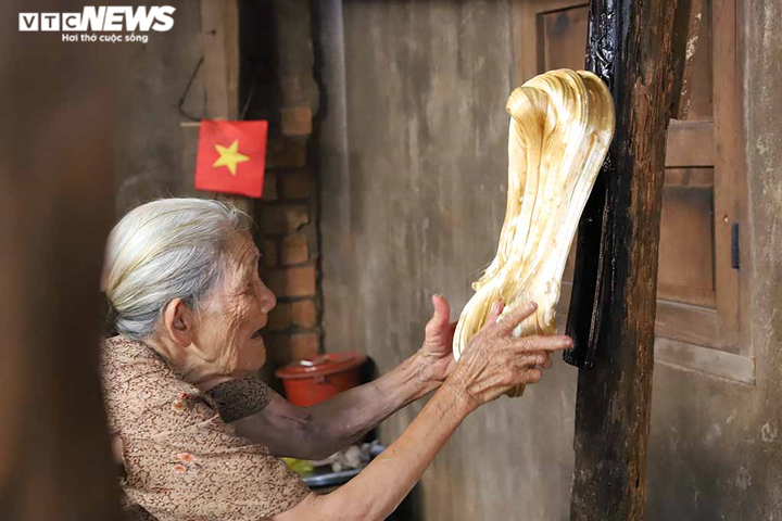 Cụ bà gần 90 tuổi vẫn miệt mài làm kẹo kéo để níu kéo tuổi thơ - 5