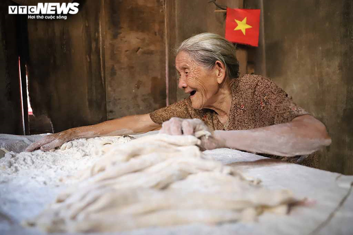 Cụ bà gần 90 tuổi vẫn miệt mài làm kẹo kéo để níu kéo tuổi thơ - 12