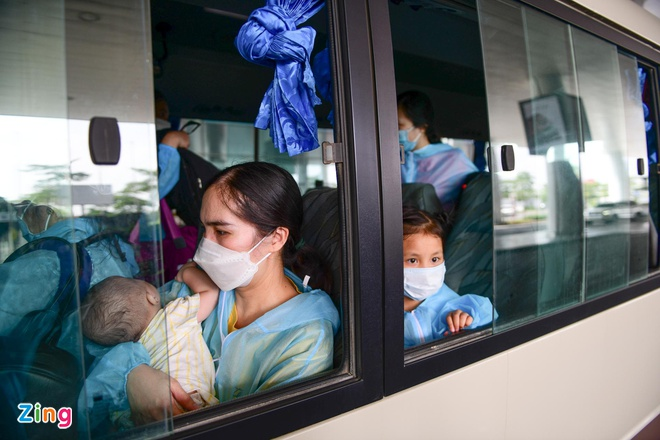 Hành khách trên chuyến bay quốc tế đầu tiên: 'Về được VN là phấn khởi lắm rồi' - 1