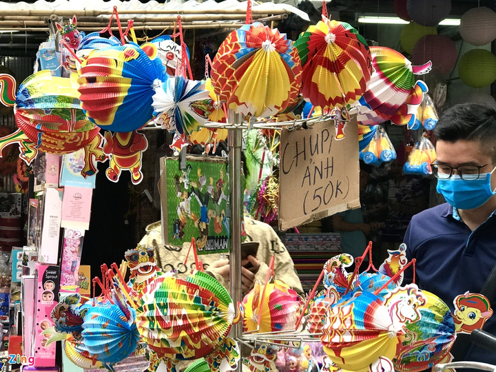 Chặn khách 'sống ảo', tiểu thương Hà Nội thu phí chụp ảnh Trung thu - 3