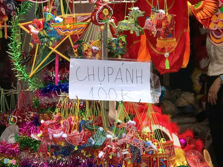 Chặn khách 'sống ảo', tiểu thương Hà Nội thu phí chụp ảnh Trung thu - 6