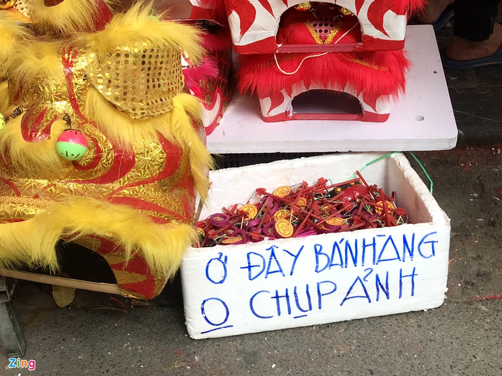 Chặn khách 'sống ảo', tiểu thương Hà Nội thu phí chụp ảnh Trung thu - 4