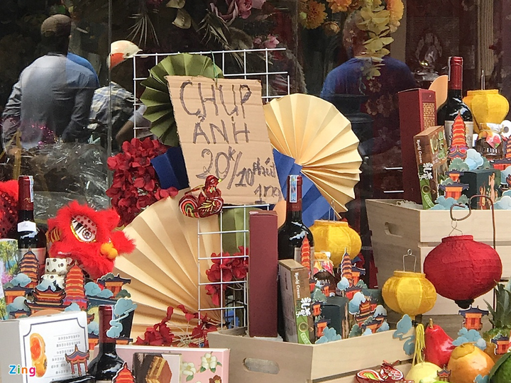 Chặn khách 'sống ảo', tiểu thương Hà Nội thu phí chụp ảnh Trung thu - 2