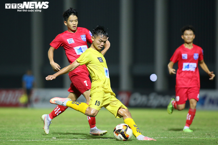 Văn Quyến hò hét thay HLV trưởng bị bệnh tim, đưa U17 SLNA vào chung kết - 5