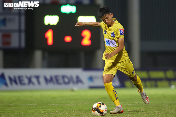 Văn Quyến hò hét thay HLV trưởng bị bệnh tim, đưa U17 SLNA vào chung kết - 9