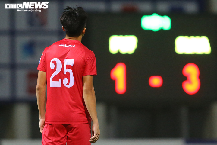 Văn Quyến hò hét thay HLV trưởng bị bệnh tim, đưa U17 SLNA vào chung kết - 10