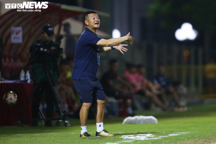 Văn Quyến hò hét thay HLV trưởng bị bệnh tim, đưa U17 SLNA vào chung kết - 4