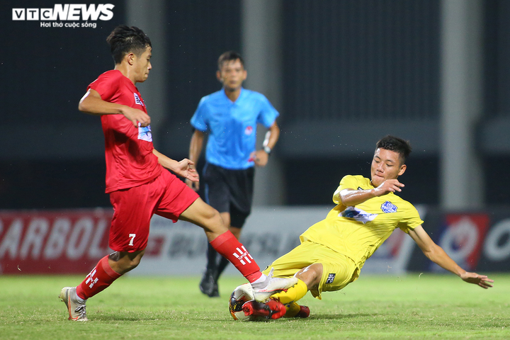 Văn Quyến hò hét thay HLV trưởng bị bệnh tim, đưa U17 SLNA vào chung kết - 6