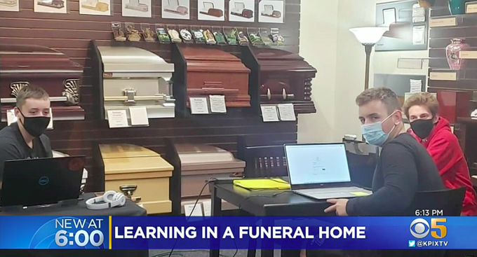 Mỹ: Mẹ cho các con học online từ nhà tang lễ - 1