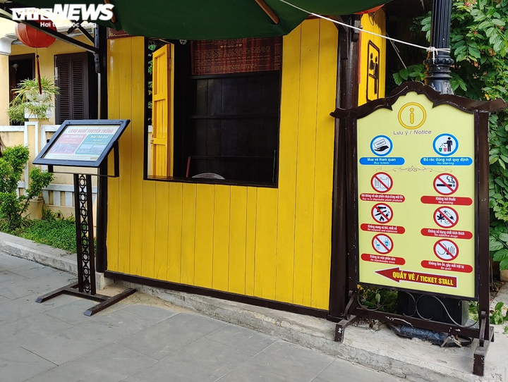 Ảnh: Mở cửa tham quan sau dịch COVID-19, phố cổ Hội An lác đác du khách - 3