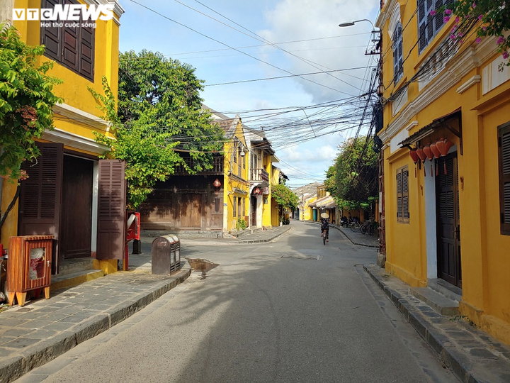 Ảnh: Mở cửa tham quan sau dịch COVID-19, phố cổ Hội An lác đác du khách - 5