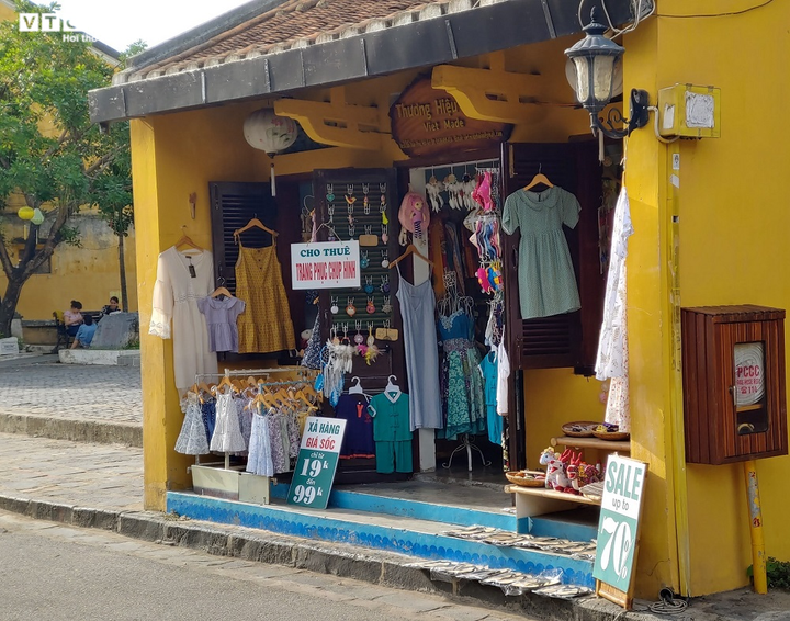 Ảnh: Mở cửa tham quan sau dịch COVID-19, phố cổ Hội An lác đác du khách - 8