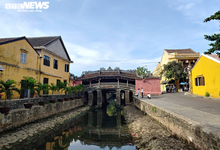 Ảnh: Mở cửa tham quan sau dịch COVID-19, phố cổ Hội An lác đác du khách - 1