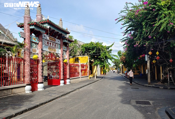 Ảnh: Mở cửa tham quan sau dịch COVID-19, phố cổ Hội An lác đác du khách - 4