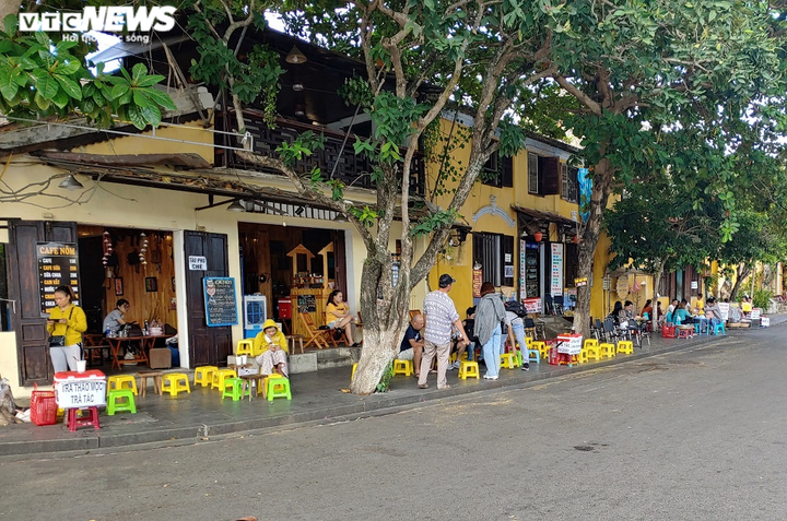 Ảnh: Mở cửa tham quan sau dịch COVID-19, phố cổ Hội An lác đác du khách - 7