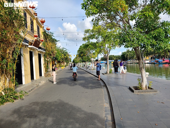 Ảnh: Mở cửa tham quan sau dịch COVID-19, phố cổ Hội An lác đác du khách - 6