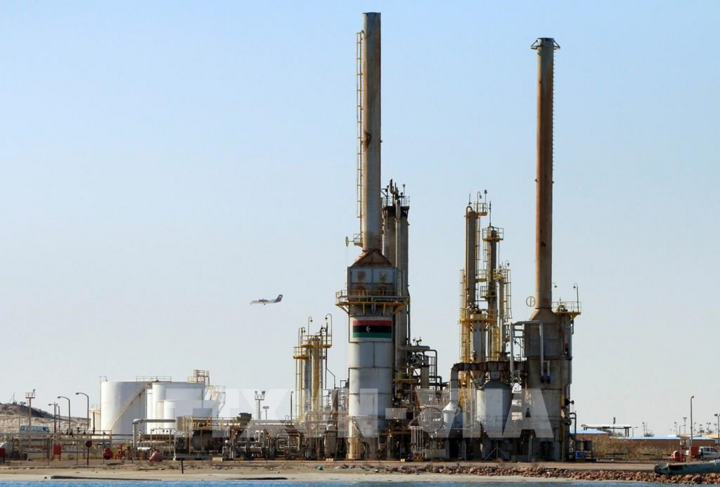 Giá dầu lao dốc vì COVID-19, OPEC đối mặt khó khăn chưa từng có - 1