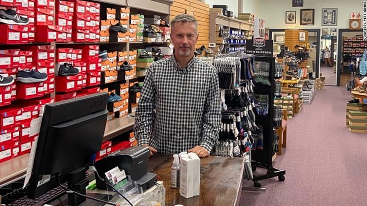 Cách cửa hàng giày 128 tuổi tồn tại trong đại dịch - 1