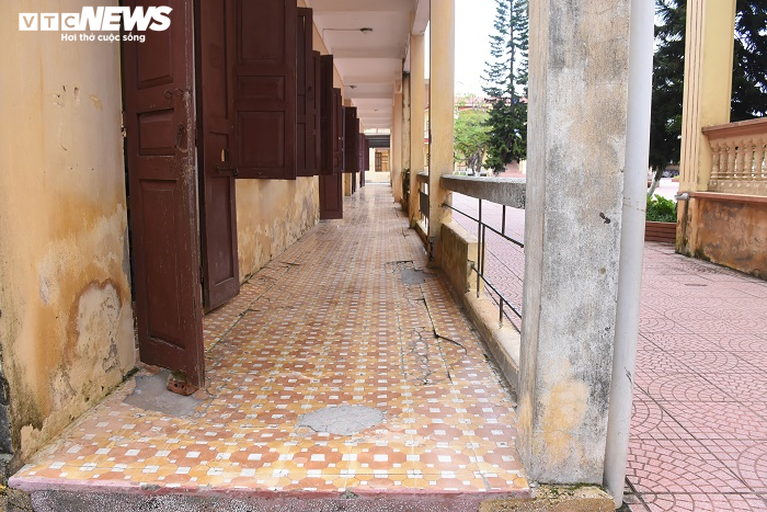 Trường tiểu học ở Hải Phòng xuống cấp trầm trọng, vá víu bước vào năm học mới - 2