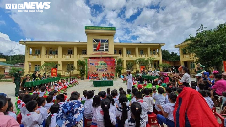Lính biên phòng mang Trung thu đến với trẻ em nghèo biên giới Việt - Lào - 1