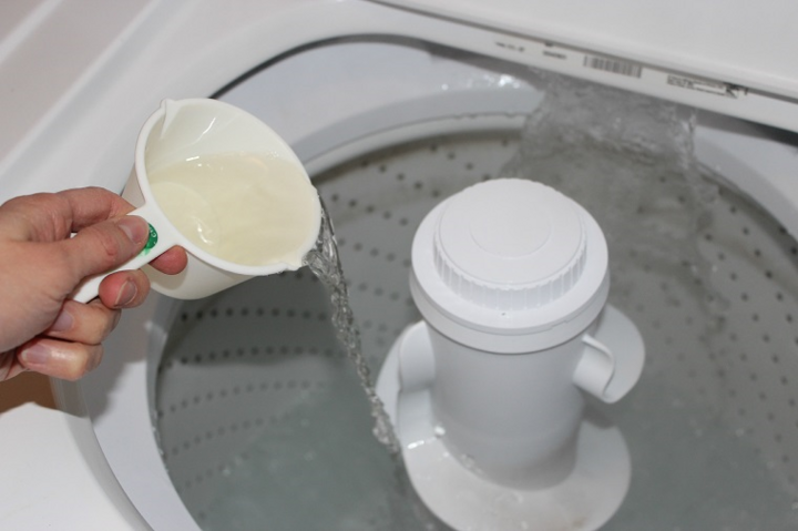 Mẹo dùng dấm giặt quần áo trắng, mềm, hết nấm mốc - 5
