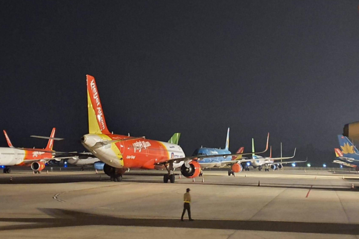 Máy bay 'nằm đất' vì COVID-19, lương phi công, tiếp viên giảm chưa từng có - 1